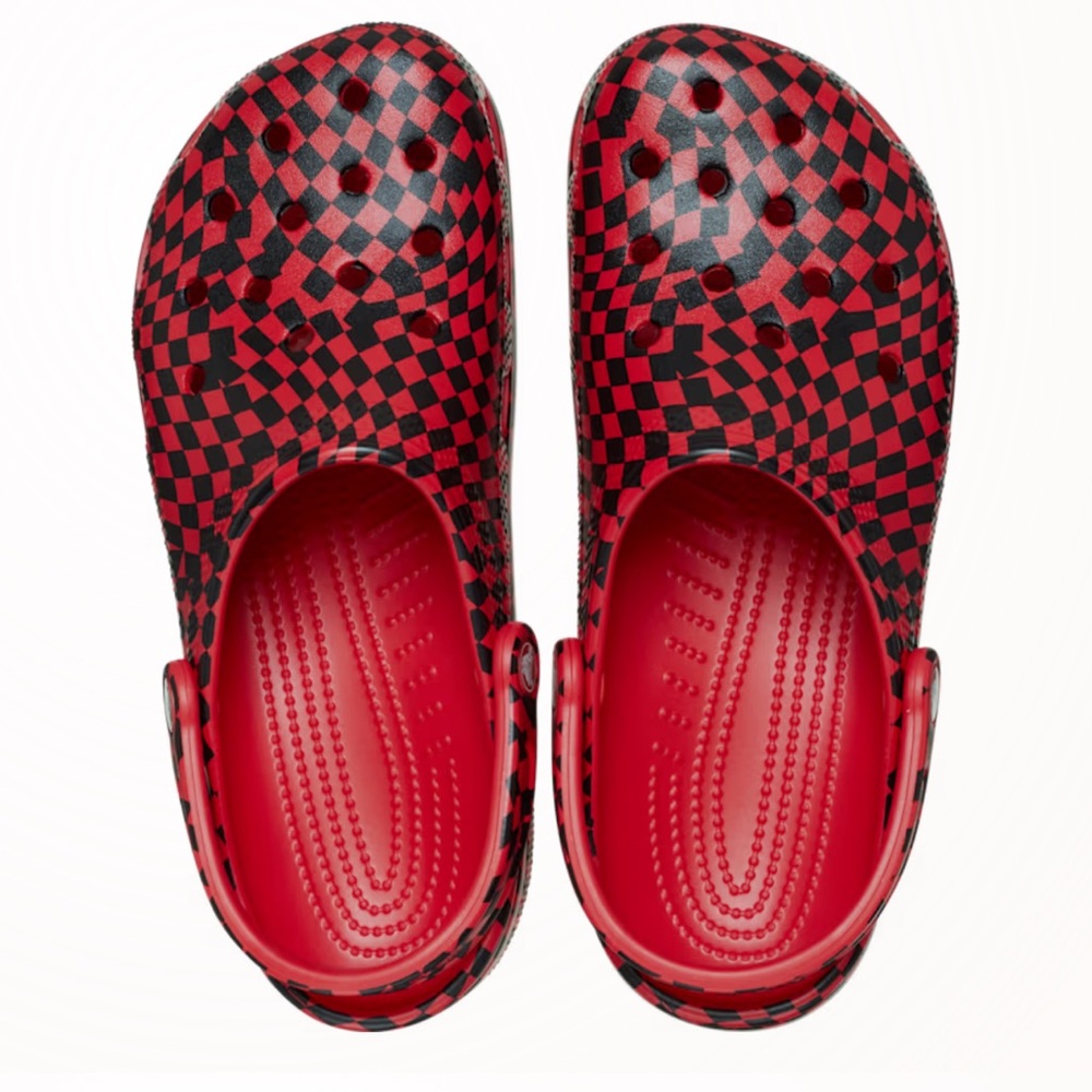 NWT crocs Warped Checker Clog size 8 

Color: Black / Varsity Red